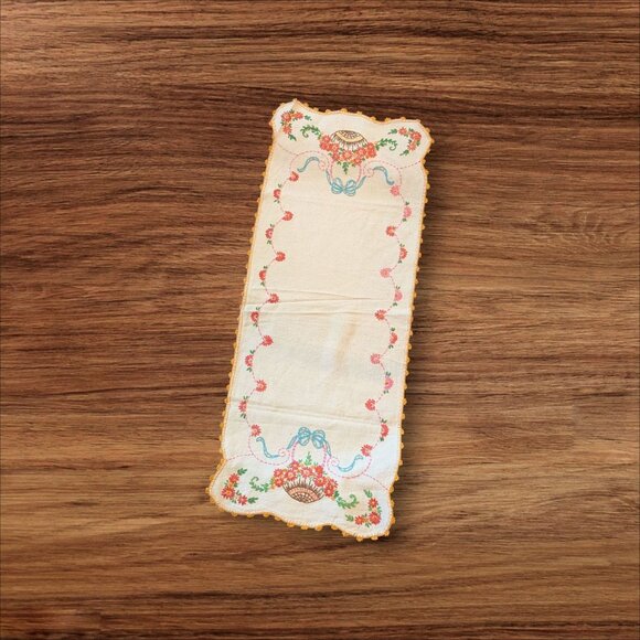 Vintage Hand-Embroidered Muslin Table Runner Floral  Bow Design Scalloped Edge - Picture 3 of 7